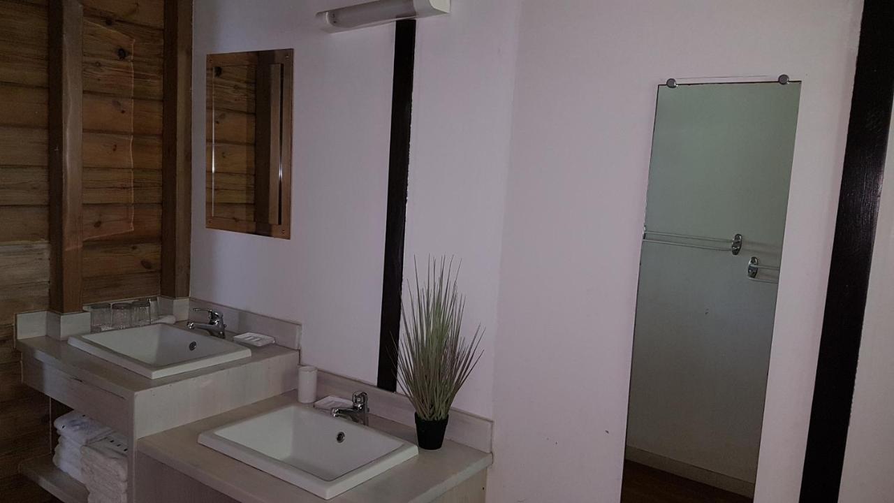Le Bougainvillier Blanc Hotel ปวงต์-นัวร์ ภายนอก รูปภาพ